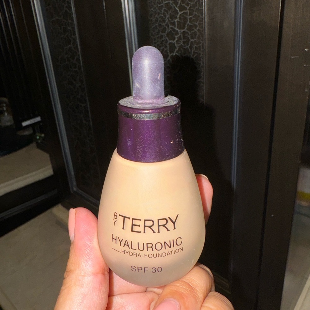 By Terry Hyaluronic foundation with SPF 30